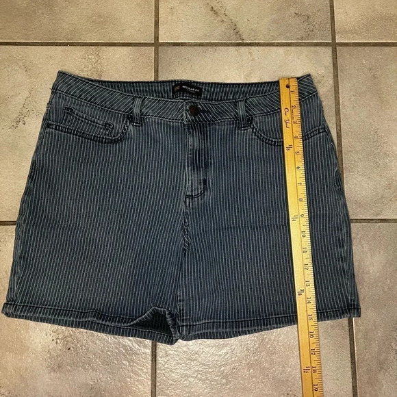 Lee regular fit mid rise shorts - Picture 2 of 7